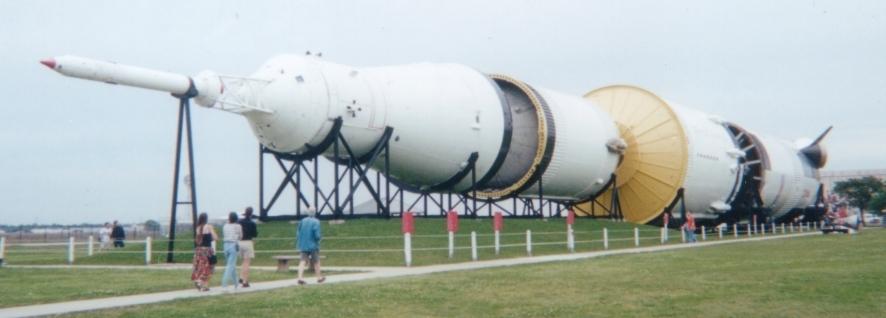 Saturn5JohnsonSpaceCenterMärz2001 - القمر